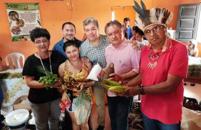 Merlong Solano participou da entrega de alimentos agroecológicos no interior